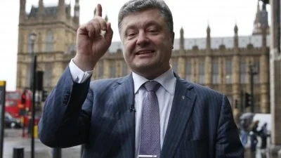 Поки в Україні війна, Порошенко вкладає мільярди в економіки інших держав, виводячи з України, - експерт